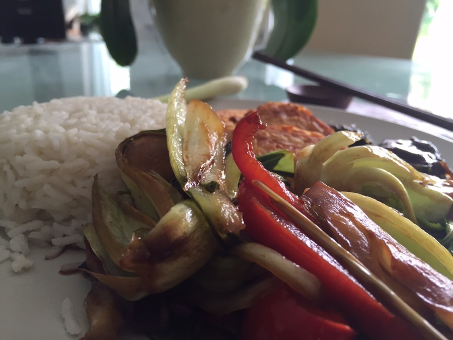 Tempeh mit Pak Choi, frischem Gemüse und Asiareis