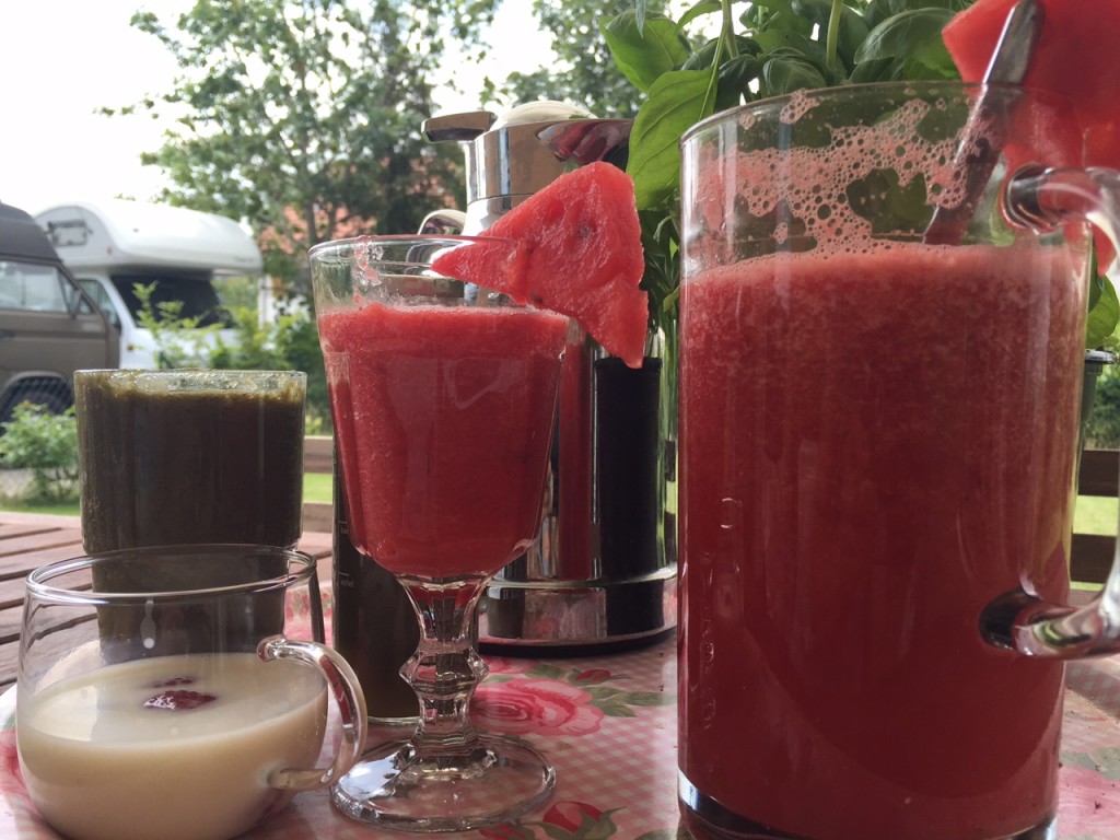 Drinks mit Power: frisch gepresster Wassermelonensaft; Gurken-Basilikum-Smoothie und Mandelmilch mit Himbeeren