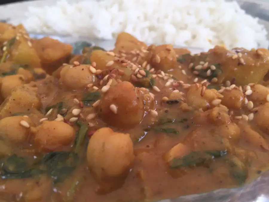 indisches Curry mit Kartoffeln, Kichererbsen und frischem Spinat