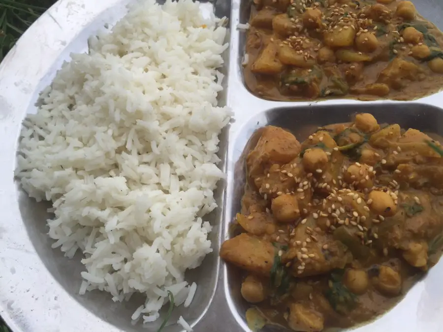 indisches Curry mit Kichererbsen und Spinat