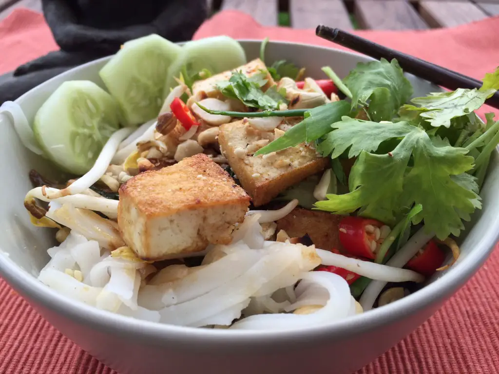 Free Style Pad Thai mit Tofu, Spinat, Koriander und Erdnüssen