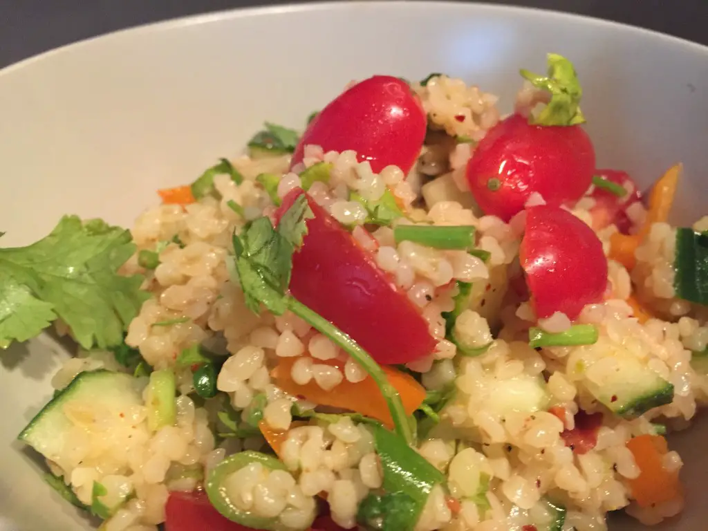 Bulgur-Quinoa-Mix mit Avocados, Tomaten, Gurke und viel frischem Koriander 