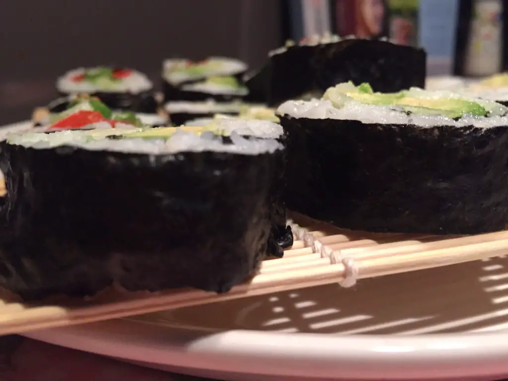 Sushi kommt bei uns öfters auf den Campingtisch. Warum? Weil es schnell und leicht zuzubereiten ist.