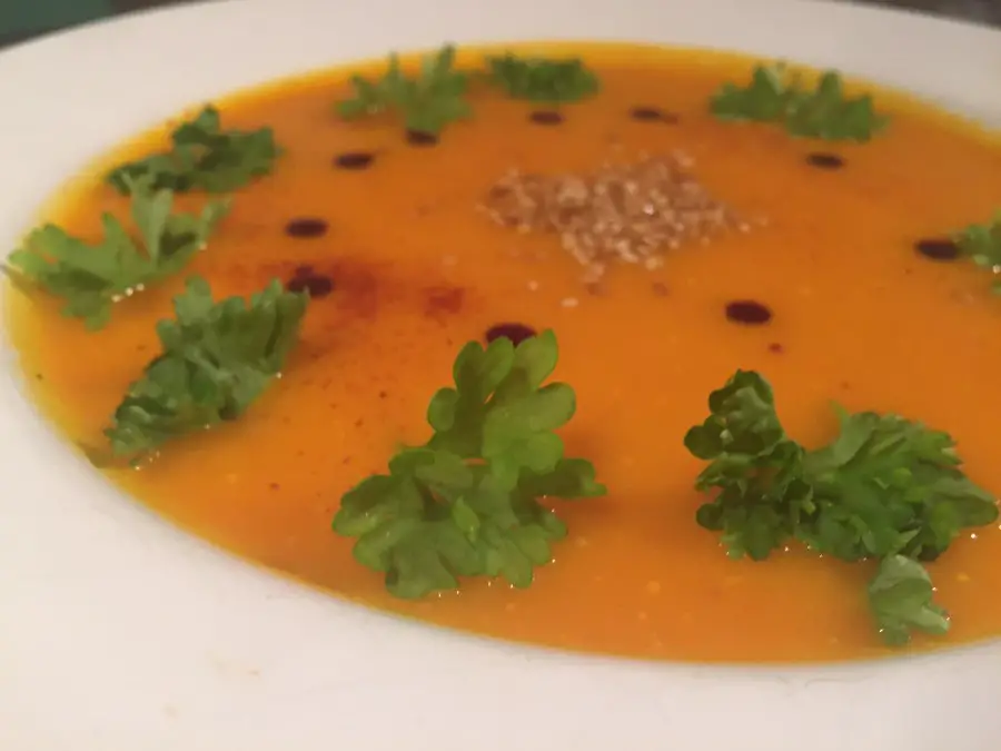Mit Petersilie, Sesam und Paprika gepimt, kann sich die Kürbis-Karottensuppe doch sehen lassen, oder?