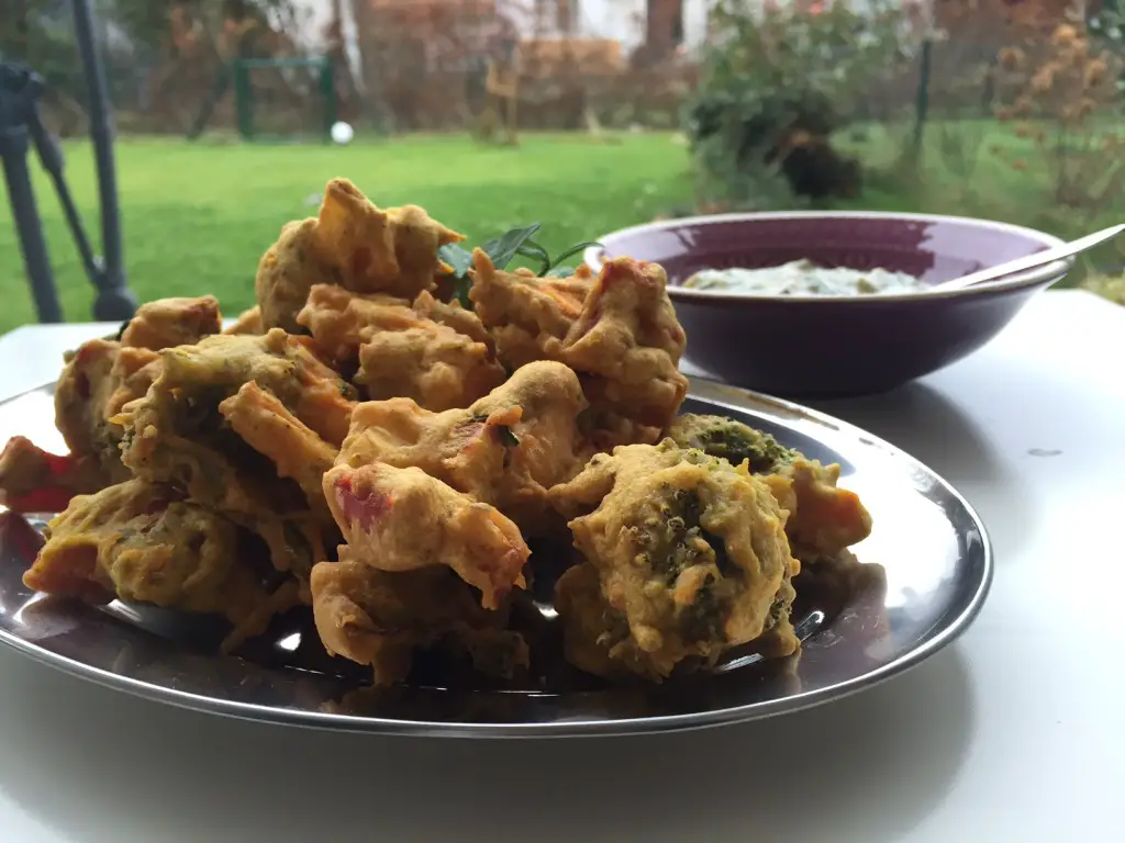 Schmecken im Sommer und im Winter: indische Pakoras mit Joghurt-Dip