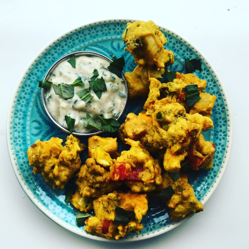 Indien auf dem Teller: die fritierten Pakoras stecken voller gesunder Zutaten: Kichererbsenmehl, viel Gemüse und exotische Gewürze
