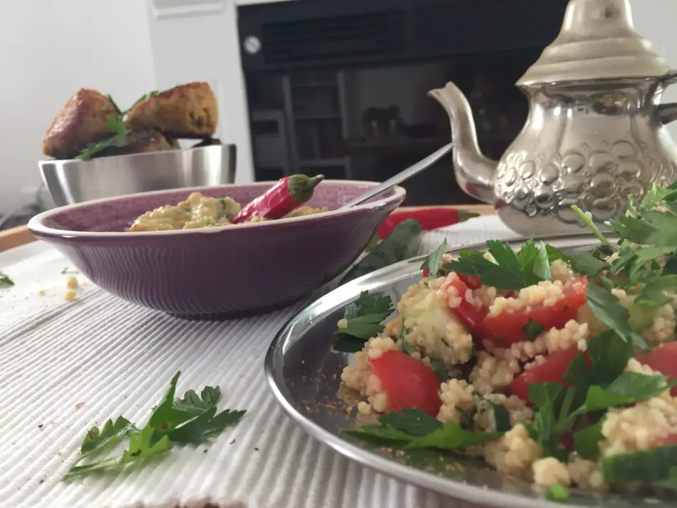 Falafel mit Humus-Dip und Cous Cous Salat