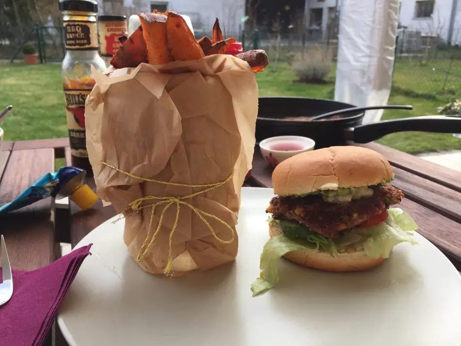 Ob Lagerfeuer, Grill oder Herd: die Kidneybohnen-Burger-Patties gelingen kinderleicht