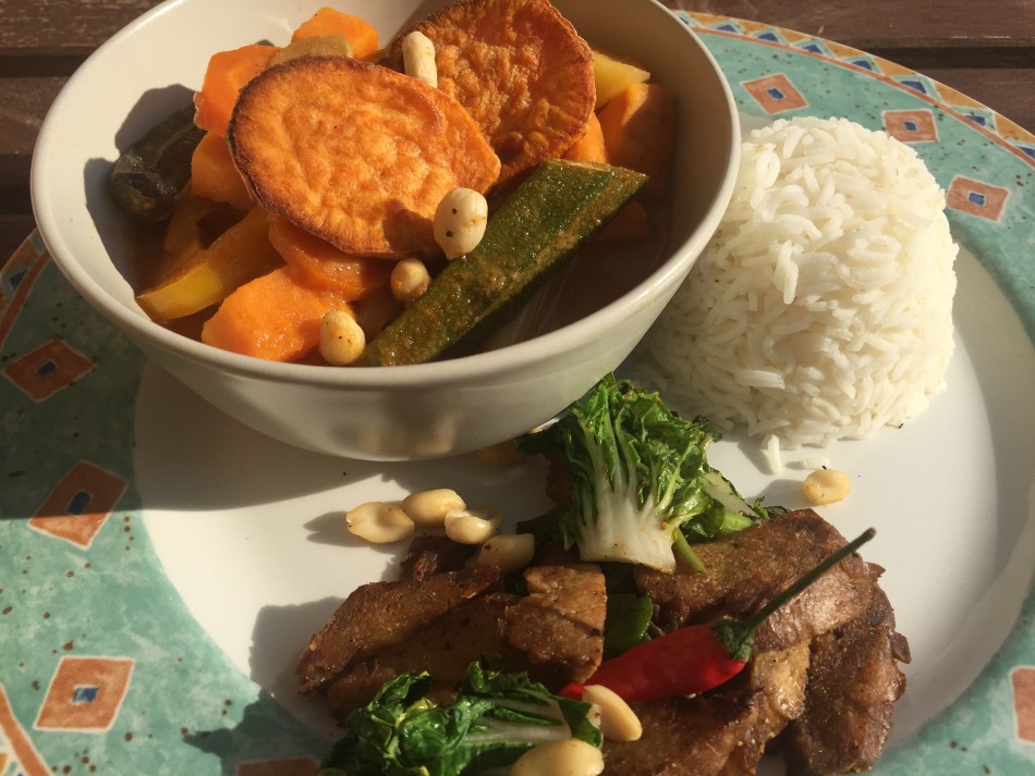 vegane Camping Rezepte: Matsaman-Curry mit Süßkartoffelchips und Okraschoten dazu gebratenen Saitan mit Pak Choi und gerösteten Erdnüssen