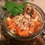 Schneller Karottensalat mit gerösteten Walnüssen