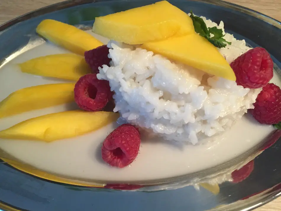 Lecker und gesund: thailändischer Kokos-Klebreis mit frischer Mango