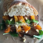 Was zum Beißen: Sandwich mit krossem Tofu und Zimtpaprika an Petersiliensauce