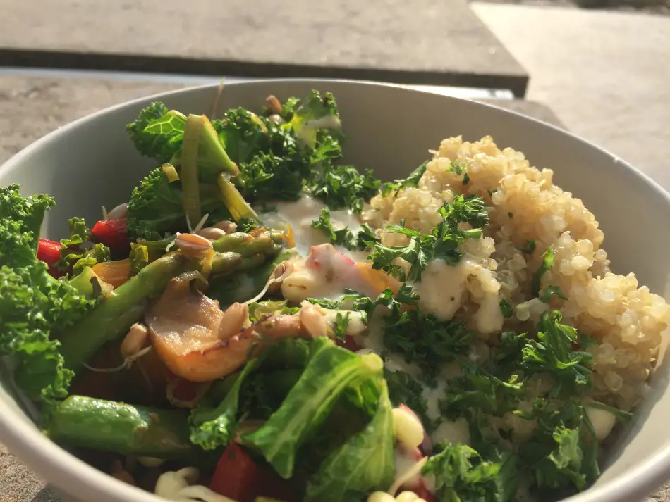 quinoa-bowl mit grünem spargel