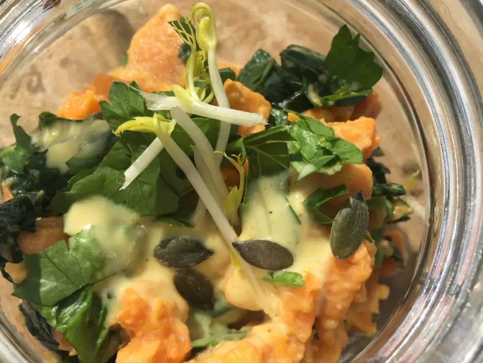 Kürbiskerne udn Sprossen als Dekoration für Süßkartoffel-Spinat-Salat