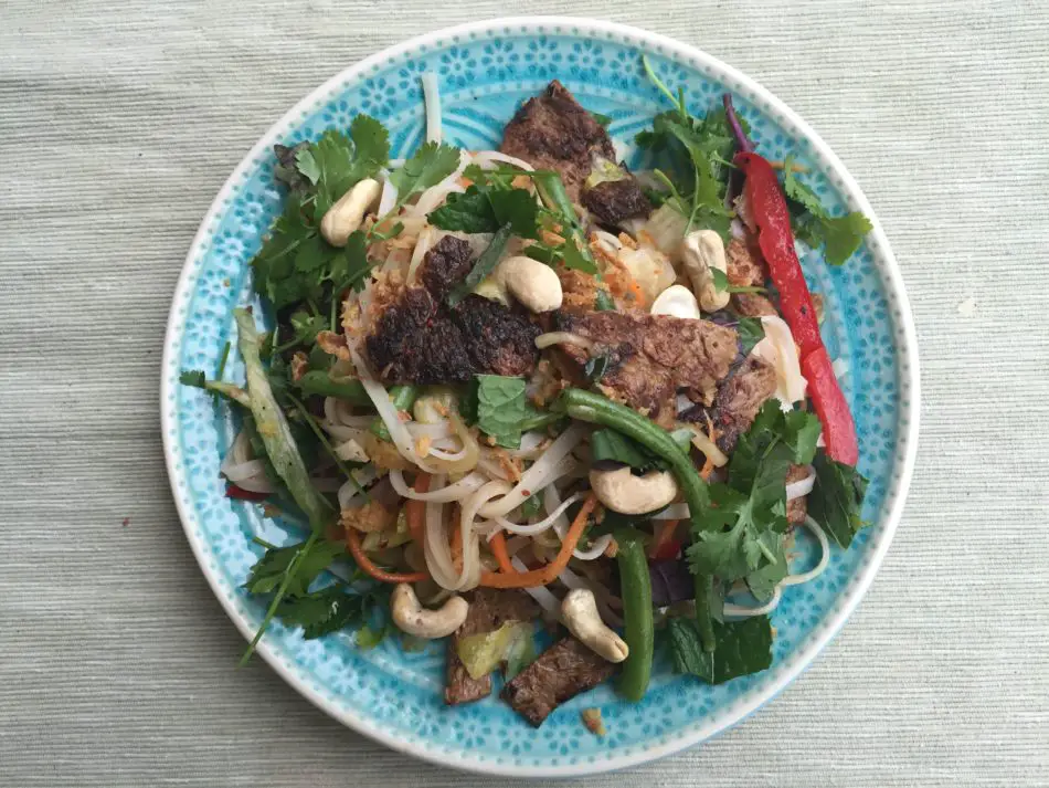Reisnudelsalat Vietnam Style mit Grillfleisch und Gemüse