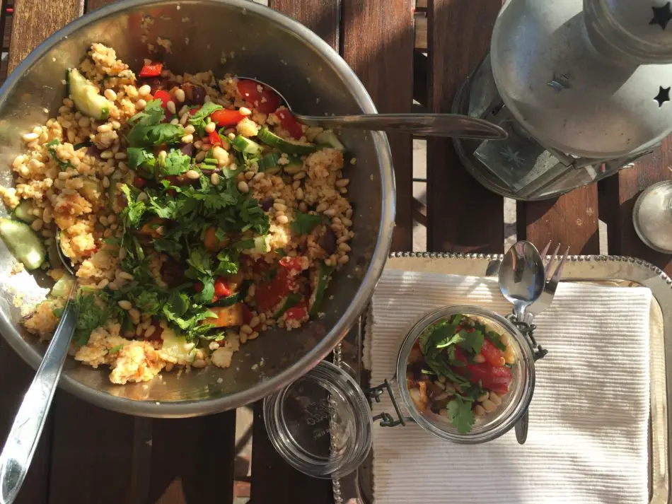 Couscous-Salat mit Gurken, Tomaten und Grillgemüse