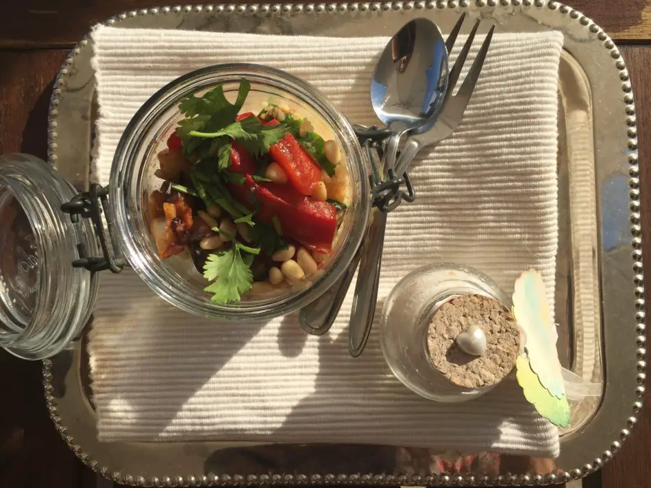 Couscous-Salat mit Grillgemüse, Pinienkernen und Koriander
