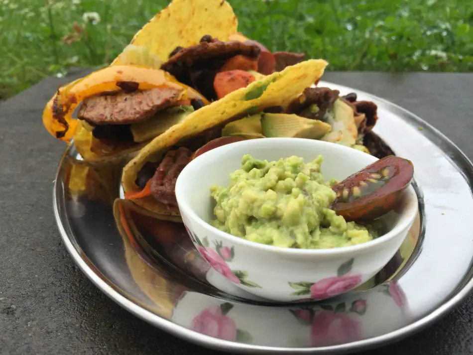 vegane campingküche: Tacos mit gegrilltem Soja-Fleisch, schwarzen Bohnen und Avocado
