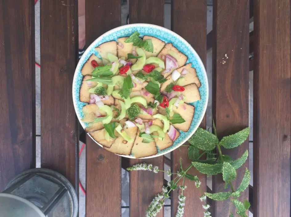 veganes carpaccio mit räuchertofu, gurke und roten Zwiebeln