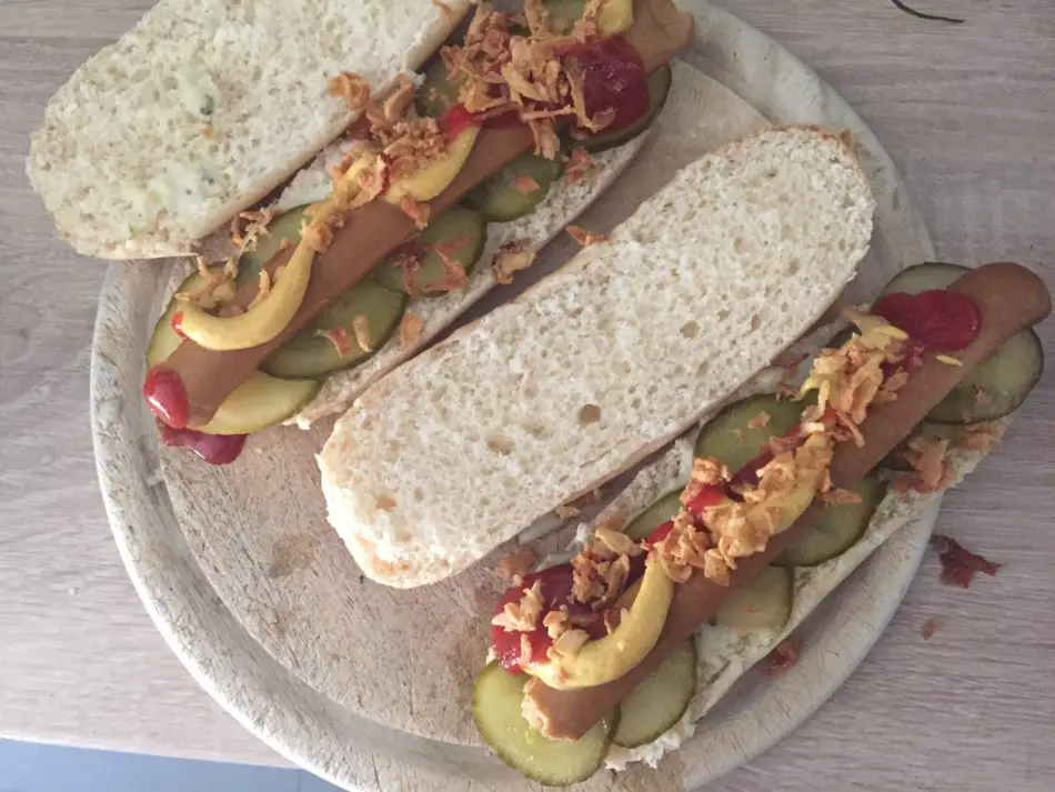 veganer Hot Dog mit Gurkenscheiben