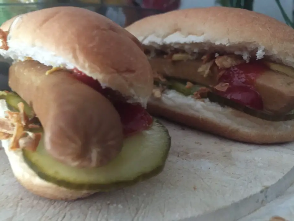 veganer Hot Dog mit Ketschup, Senf und veganer Remoulade