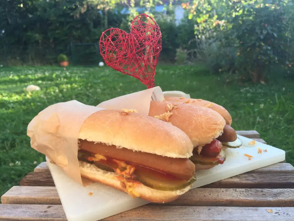 veganer Hot Dog mit Röstzwiebeln und Essiggurken