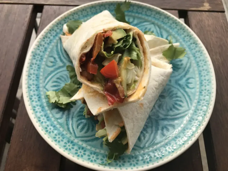vegane burritos mit sojafleisch, bohnen und gemüse
