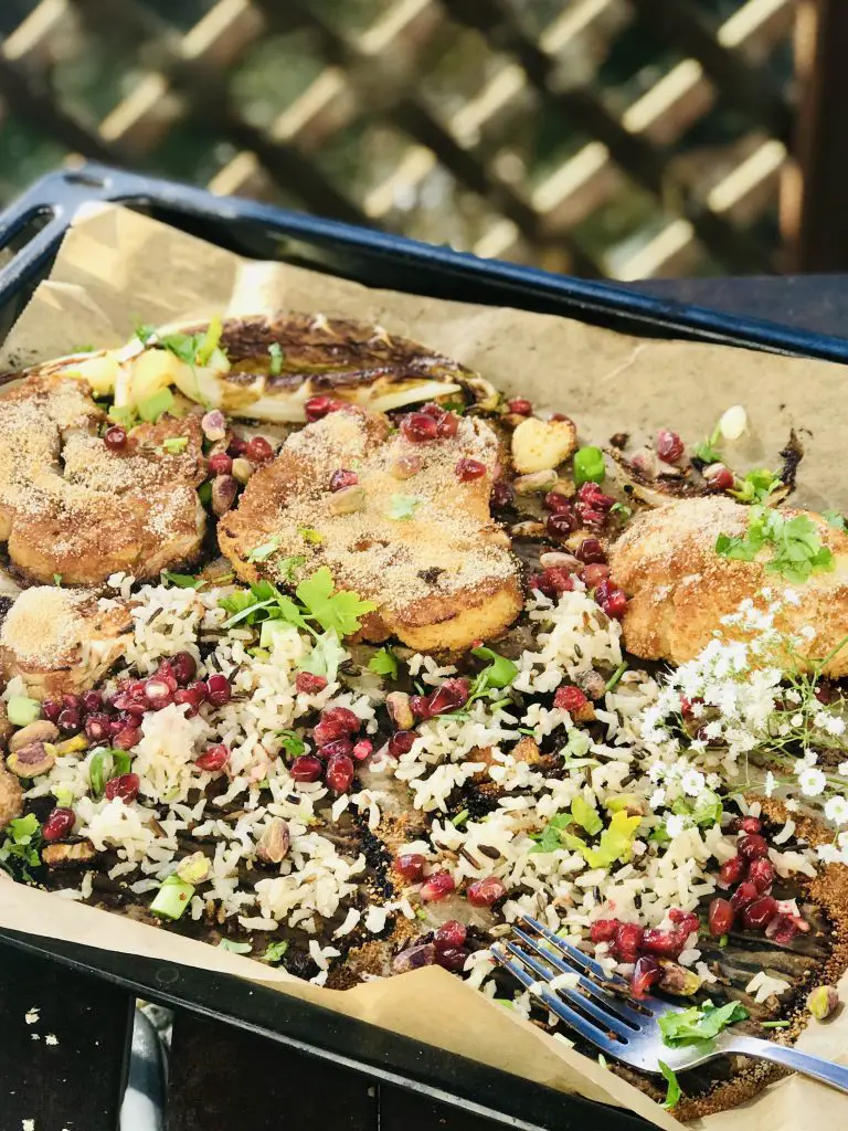 Blumenkohlsteak aus dem Ofen mit wildem Reis, Pistazien und Granatapfelkernen - gesund, lecker und einfach - Rezept von vegane Campingkueche