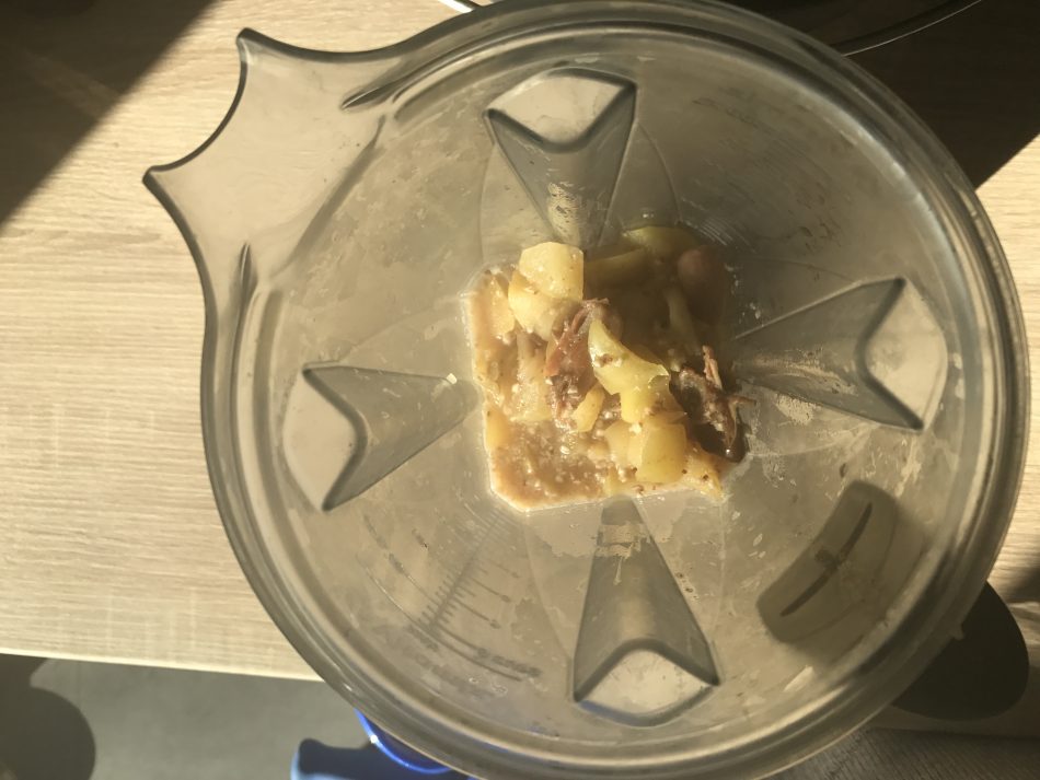 Apfelstrudel-Smoothie zubereitung im Mixer