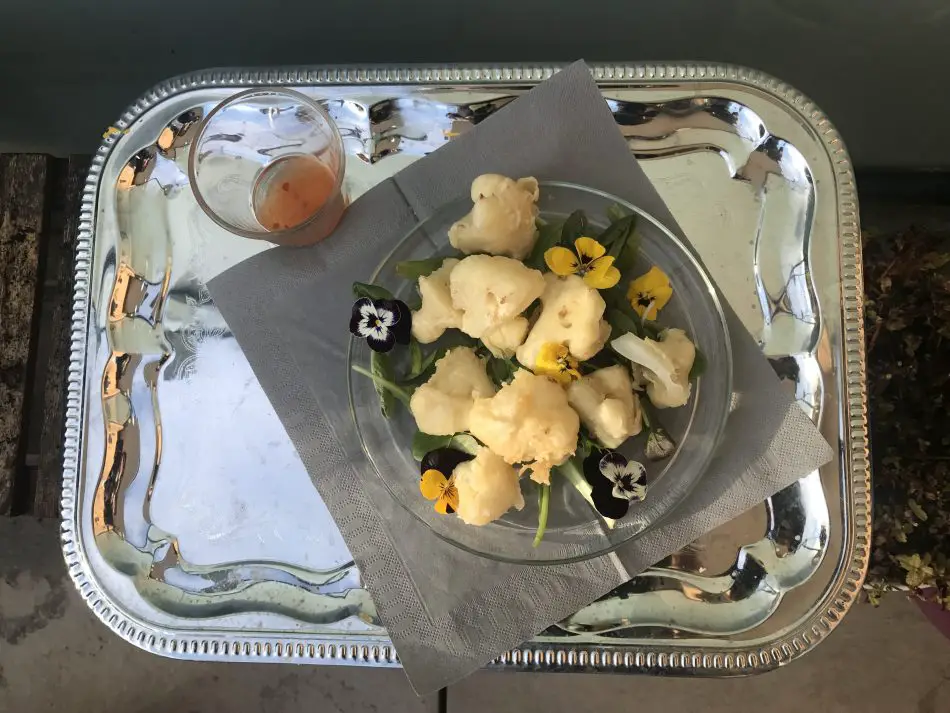 gebackener Blumenkohl auf Salatbett
