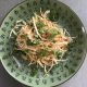 asiatischer salat mit karotten, sesam und Koriander