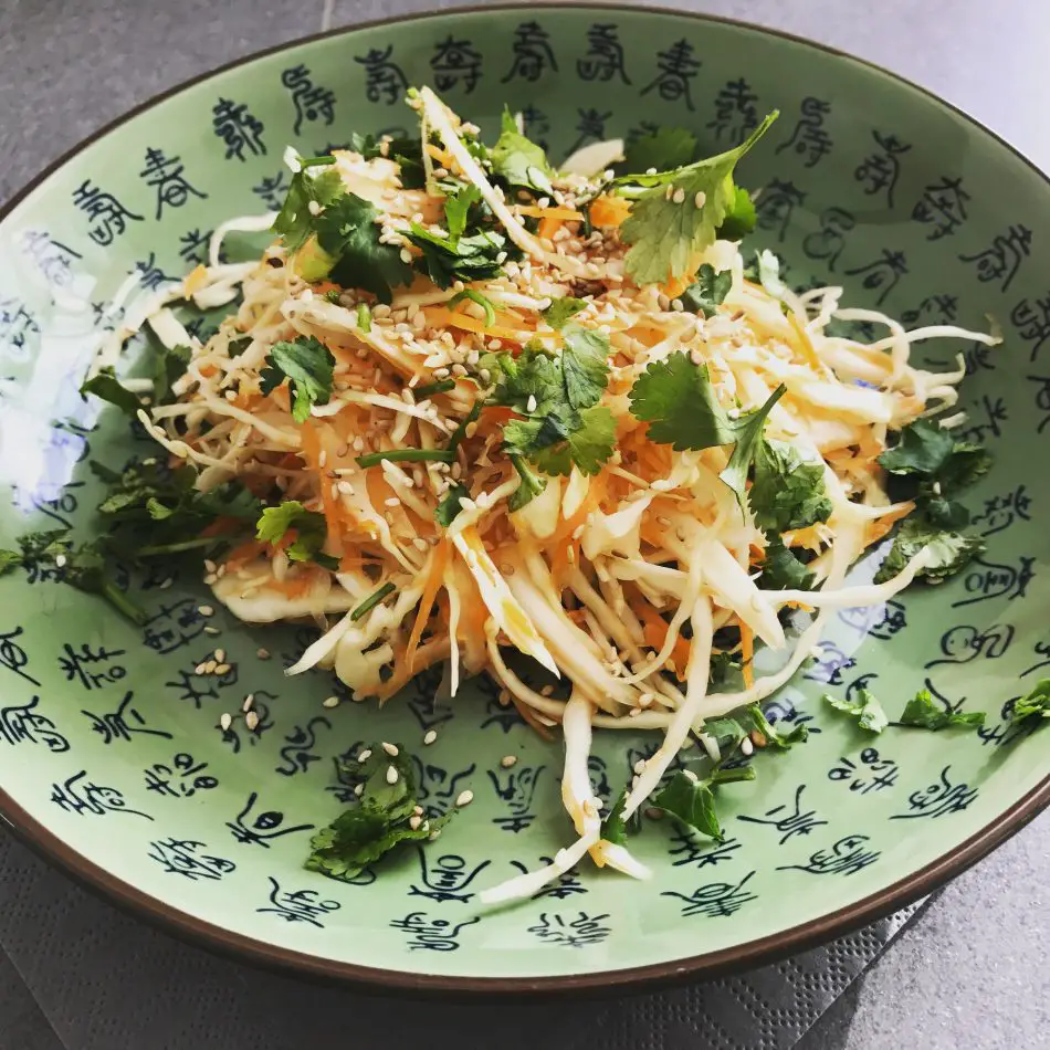 Asiatischer Salat mit Sesam und Koriander