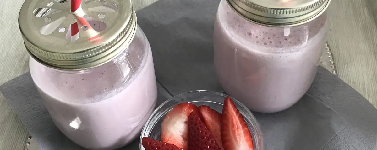 veganer Cashew-Erdbeer-Milchshake selbstgemacht