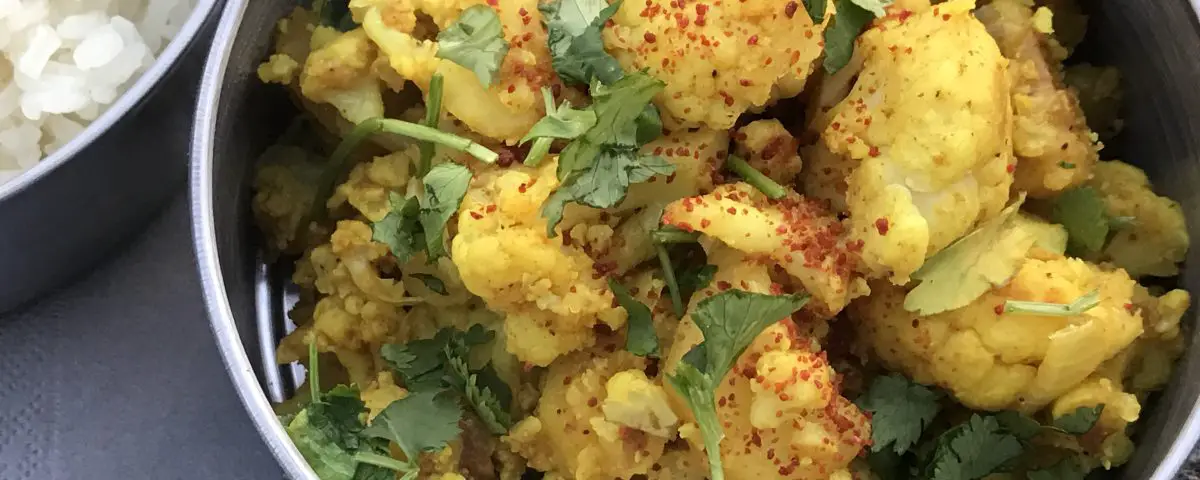 Kartoffel-Blumenkohl-Gericht indisch