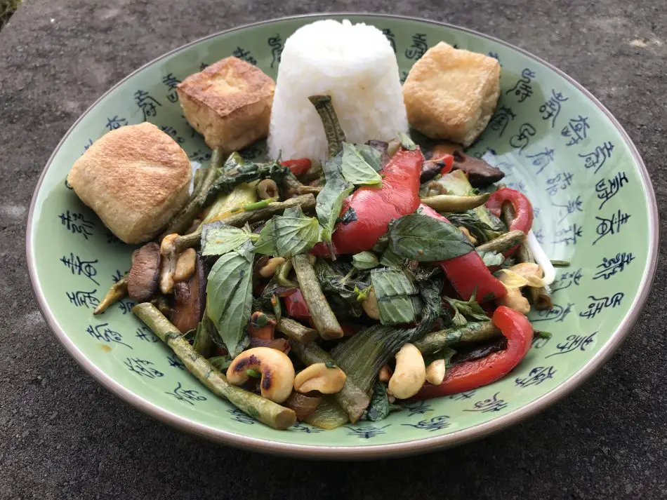 Schlangenbohnen nord-thailaendische Art mit Gemüse, Cashewkernen und frittiertem Tofu