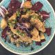 Quinoa-Tempeh-Pfanne mit grünem Spargel und Salat