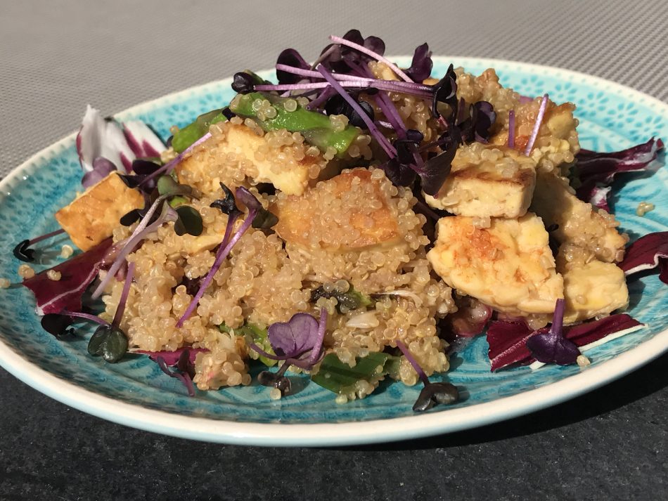 vegane quinoa-tempeh-pfanne mit Salat