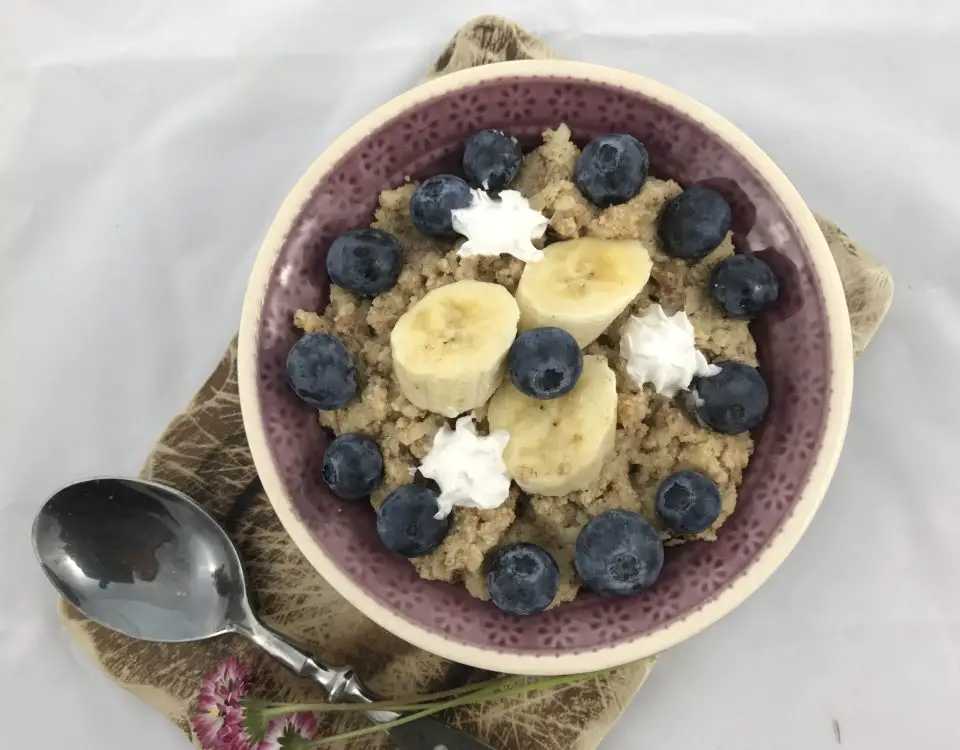 erdmandel-porridge - fruehstuecksbrei mit apfel, banane und blaubeeren