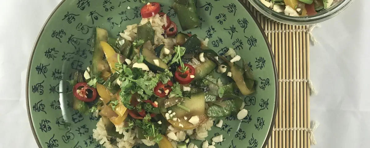 lauwarmer Salat mit gebratenem reis und gemuese