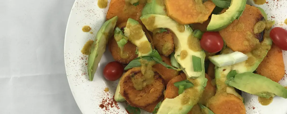 Avocado-Suesskartoffel-Salat mit Erdnussbutter-Limetten-Dressing