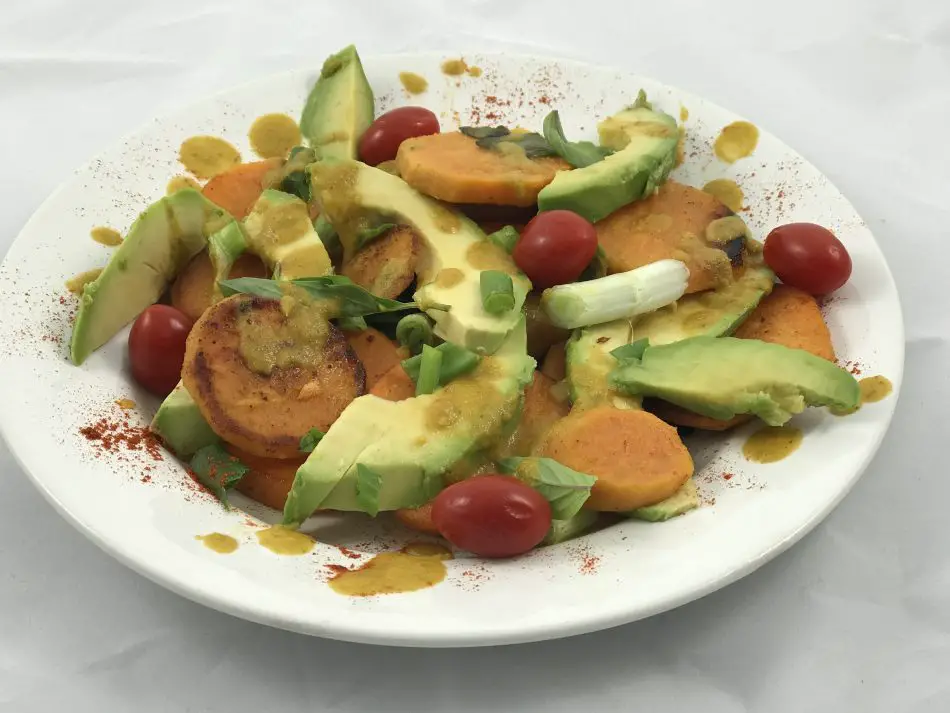 avocado-suesskartoffel-salat mit fruehlingszwiebel und erdnussbutterdressing