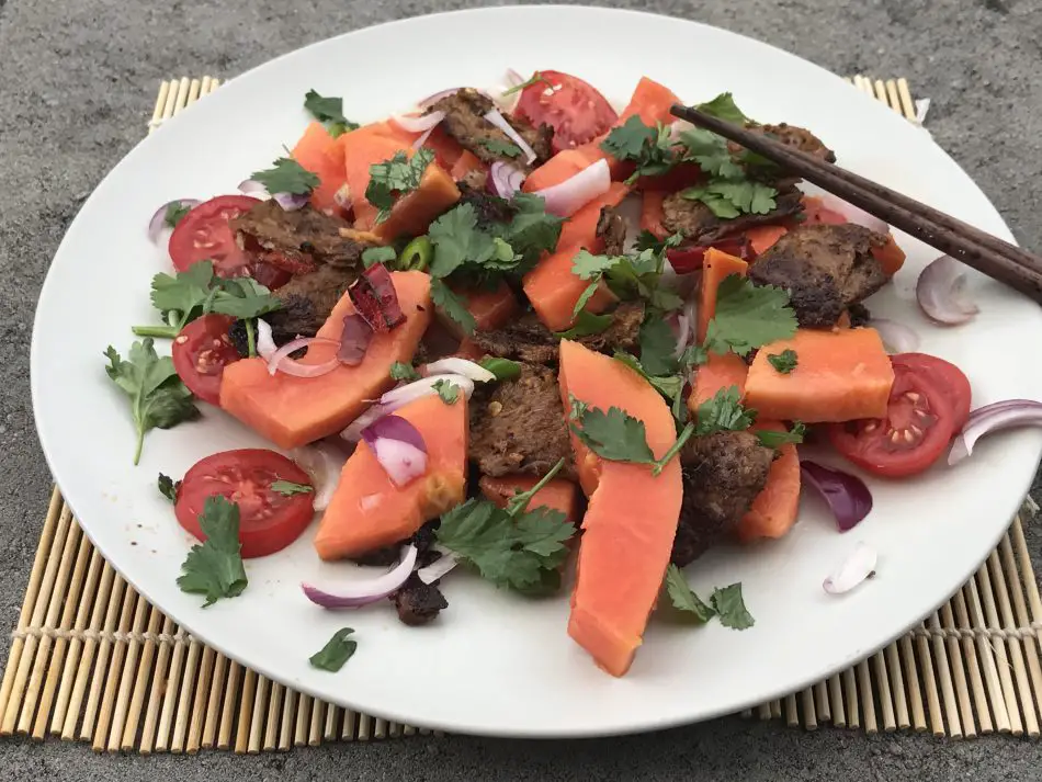 Papaya-Tomaten-Salat mit veganem Rindfleisch