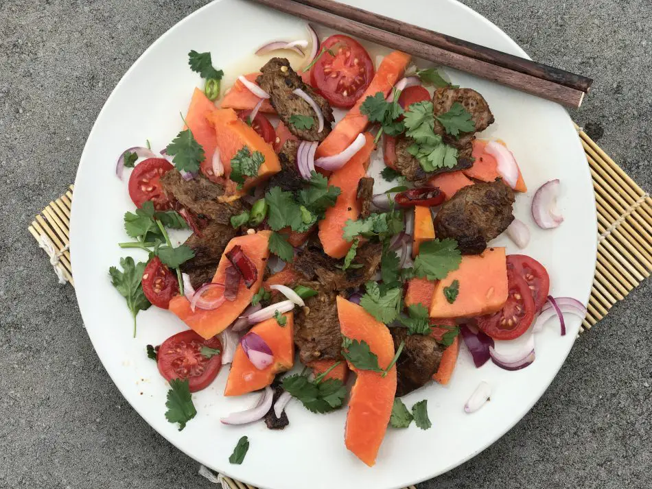 veganer Papaya-Tomaten-Salat mit gebratenen, veganen Rindfleischstreifen