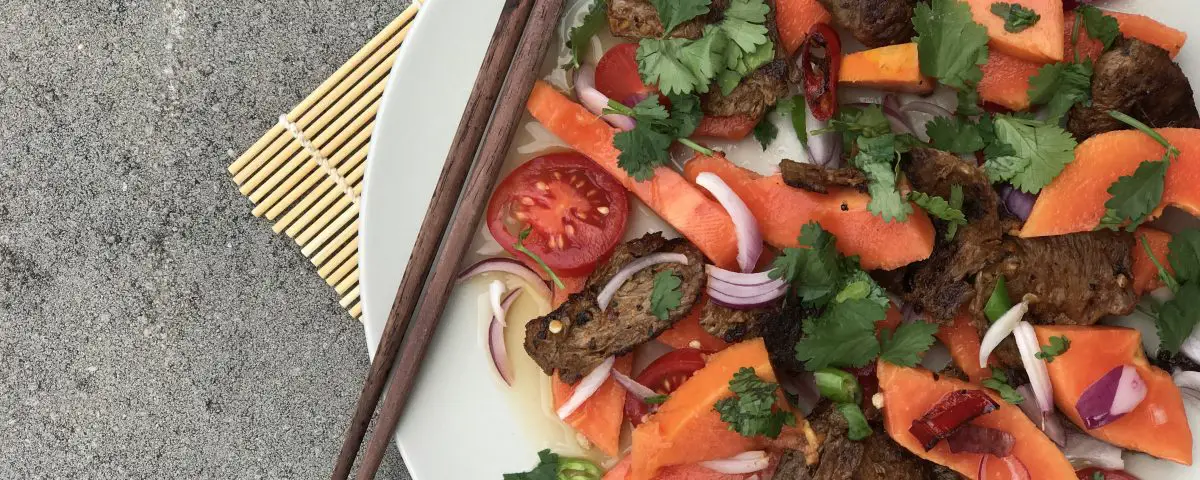 veganer Papaya-Tomaten-Salat mit falschem Fleisch