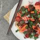 veganer Papaya-Tomaten-Salat mit falschem Fleisch