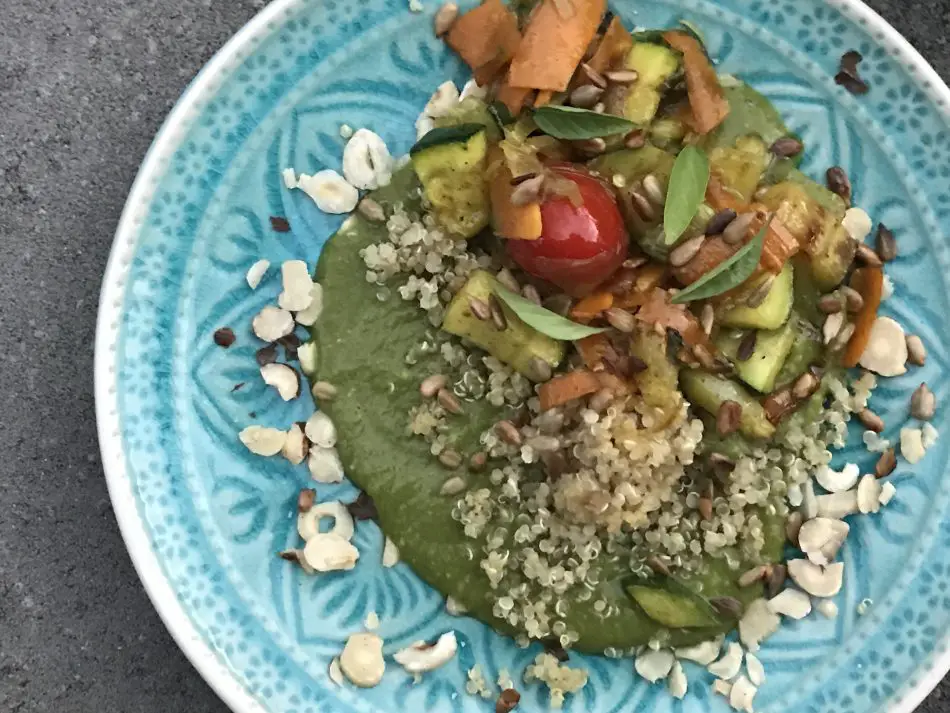 Quinoa mit Spinat-Hummus und Gemüse