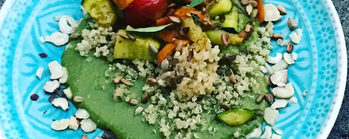 Quinoa mit Spinat-Hummus, Gemüse und Nuessen