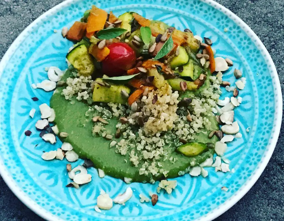 Quinoa mit Spinat-Hummus, Gemüse und Nuessen