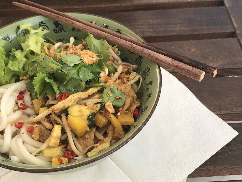 Udon-Nudeln mit Lupinengeschnetzeltem - Asiabowl vegan, gesund und lecker