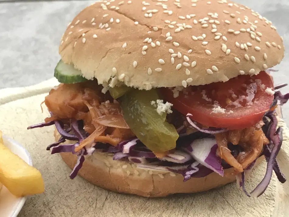 yummi: veganer pulled pork burger